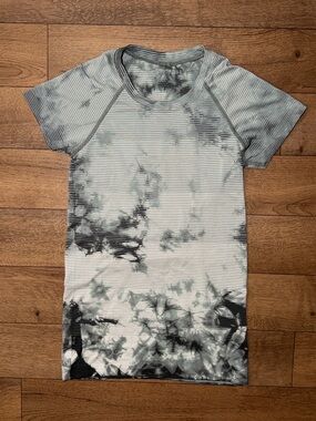 Lululemon Size 4 Run Swiftly Short Sleeve Tie Dye Athletic Tee Shirt Workout Gym